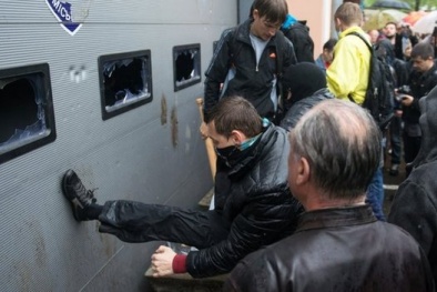 Khủng hoảng tại Ucraina: Người biểu tình tấn công trụ sở cảnh sát